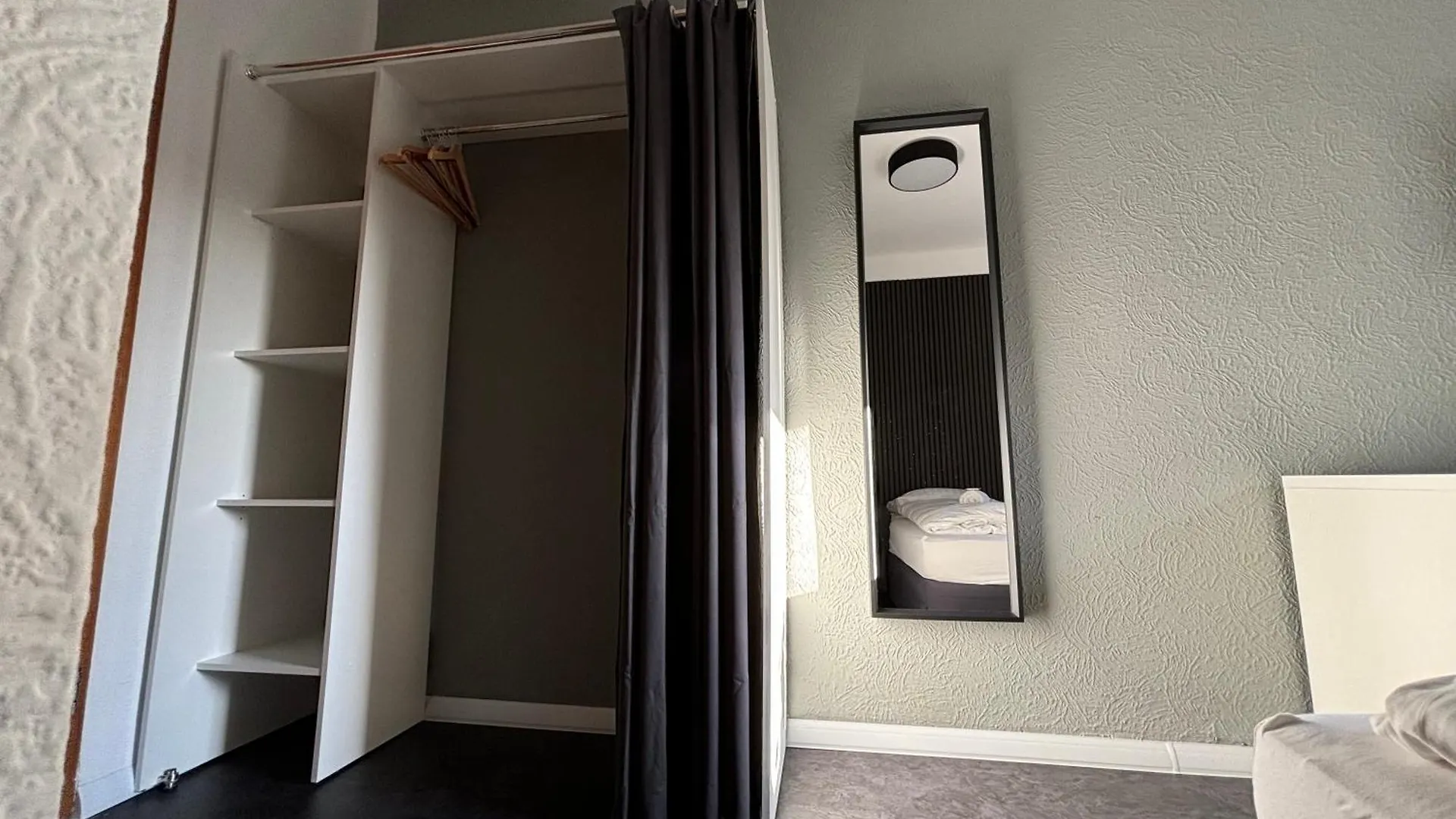 ** Bed & Breakfast Hotel Bff Airport Messe Schlaf - Duesseldorf Germany
